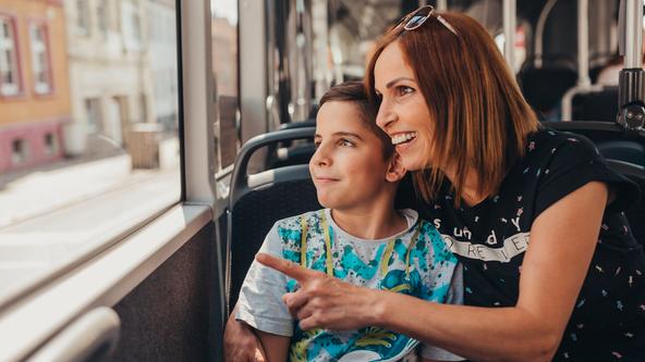 Mutter sitzt mit Sohn im Bus der VOS