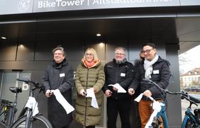 (von links) Stadtbaurat Frank Otte, Oberbürgermeisterin Katharina Pötter, Toni Suter vom Hersteller Koch & Partner Bike Parking Systems AG und Wigand Maethner, Geschäftsführer der OPG, eröffnen den Bike Tower. 